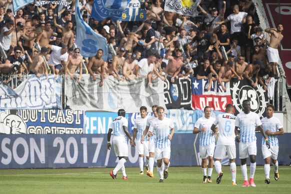 Die Zuercher feiern das 1:1beim Fussball Meisterschaftsspiel der Super League zwischen dem FC Luzern und dem FC Zuerich vom Sonntag 27. August 2017 in Luzern. (KEYSTONE/Urs Flueeler)