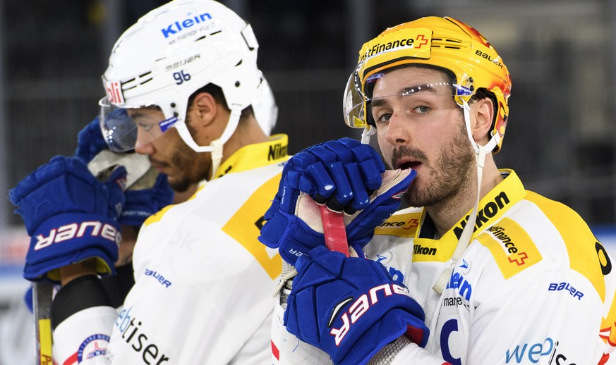 Le Top Scorer de Kloten Denis Hollenstein, droite, et le defenseur de Kloten Edson Harlacher, gauche, montrent leur deception a la fin de la 3eme rencontre du tour de placement du championnat suisse d ...