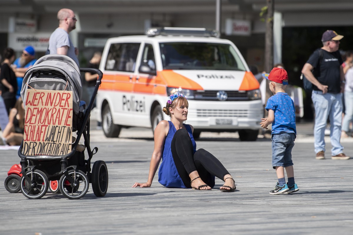 Auch auf dem Sechselaeutenplatz in Zuerich haben sich am Samstag, 9. Mai 2020 ueber hundert Menschen versammelt und gegen den Corona-Lockdown demonstriert, ein Demonstrant traegt einen selbstgemachten ...