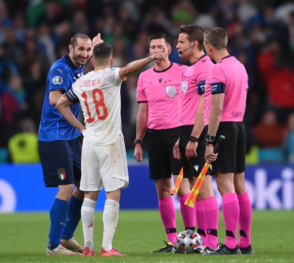 epa09327392 Giorgio Chiellini (L) of Italy interacts with Jordi Alba of Spain prior to the penalty shoot-out of the UEFA EURO 2020 semi final between Italy and Spain in London, Britain, 06 July 2021.  ...