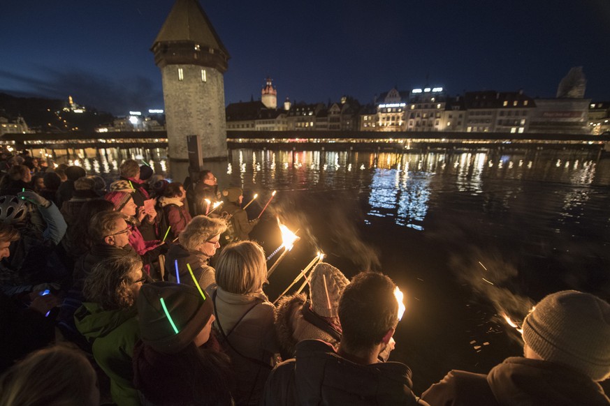 Mehrere Tausend Christen zelebrierten am Silvester Abend, 31. Dezember 2017 an der Luzerner Reuss eine Lichtfeier mit verschiedensten Lichterzeugnissen, Musik und Gesang anlaesslich der &quot;Explo17& ...