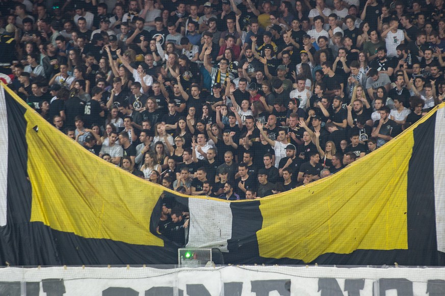 Lugano’s fans during the seventh match of the playoff final of the National League of the ice hockey Swiss Championship between the HC Lugano and the ZSC Lions, at the ice stadium Resega in Lugano, on ...