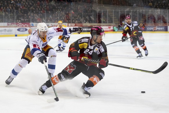 Nico Gross (EVZ), links, und Dominik Kahun (SCB), rechts, kaempfen um den Puck, im sechsten Eishockey Playoff Viertelfinal Spiel der National League zwischen SC Bern, SCB, und EV Zug, EVZ,, am Mittwoc ...