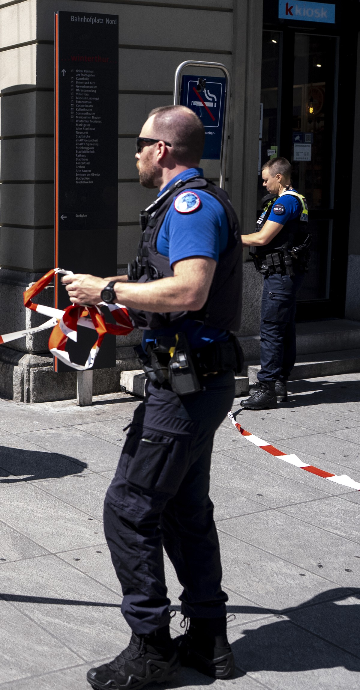 KEYPIX - Polizisten entfernen ein Absperrband nachdem ein 31-jaeriger Schweizer mehrere Personen mit einer Stichwaffe am Bahnhof Winterthur angegriffen hat am Donnerstag, 28. Mai 2026 in Winterthur. E ...