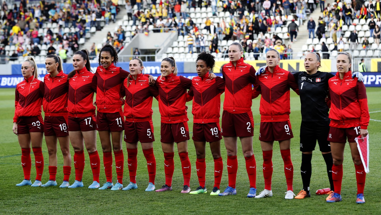 epa09878809 Switzerland&#039;s starting eleven lines up before the FIFA Women&#039;s World Cup qualifying soccer match between Romania and Switzerland held at National Rugby Stadium in Bucharest, Roma ...