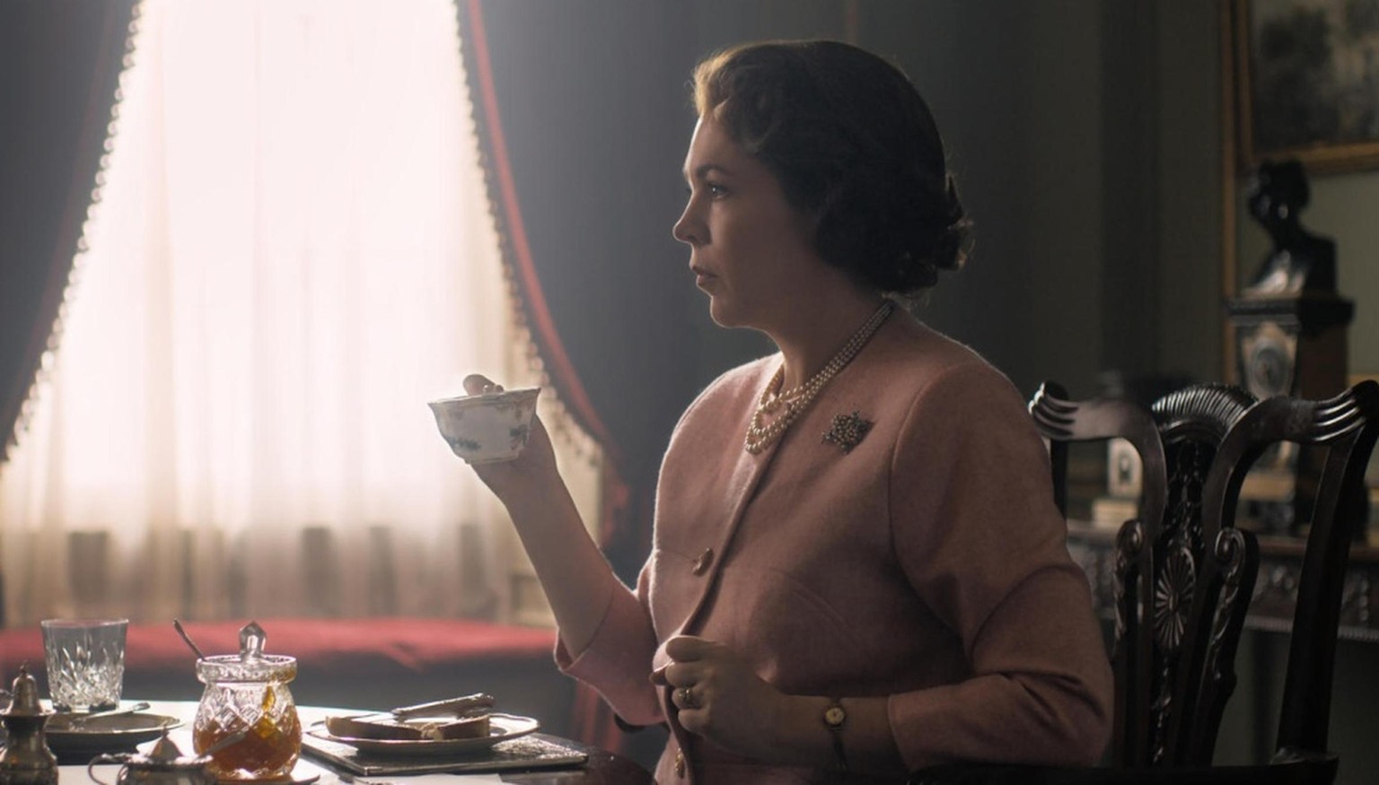 Olivia Colman als Queen Elisabeth II. beim Teetrinken.&nbsp;