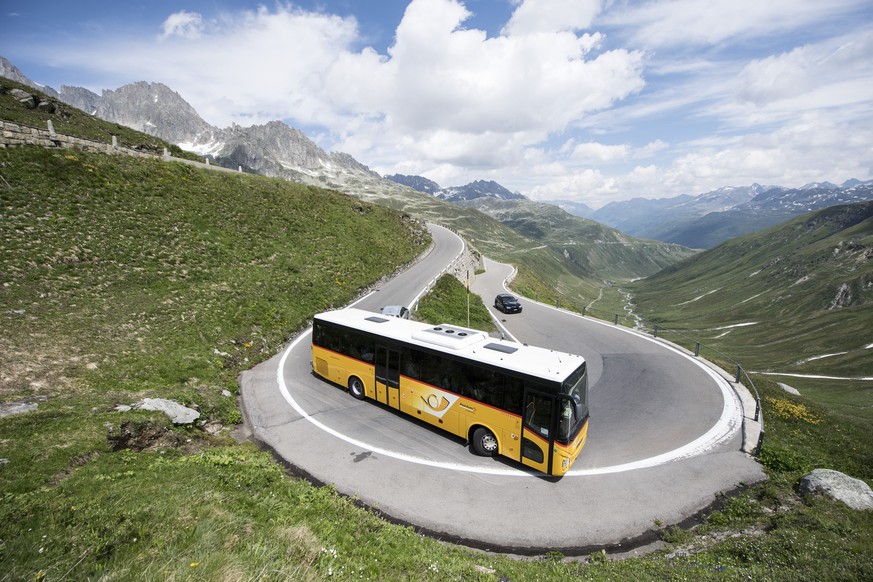 ARCHIVBILD ZUR STABSUEBERGABE BEI POSTAUTO, AM DONNERSTAG, 01. NOVEMBER 2018 ---- Ein Postauto auf der Furka Passstrasse am Samstag, 14. Juli 2018. Die Furka Passstrasse erlebt zur Zeit Hochbetrieb mi ...