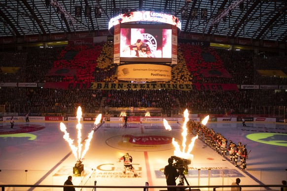 Berns Torhueter Leonardo Genoni kommt aufs Eis, vor dem siebten Eishockey Playoff-Halbfinalspiel der National League zwischen dem SC Bern und dem EHC Biel, am Dienstag, 9. April 2019 in der Postfinanc ...