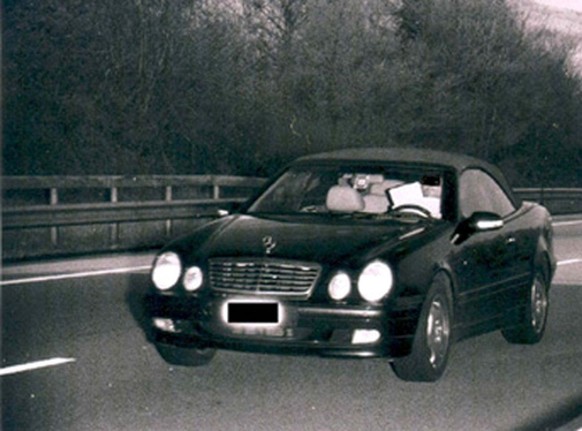 HANDOUT - Ein Akten studierender Raser faehrt mit Tempo 140 in eine Radarfalle, undatierte Aufnahme. -Bei einer Radarkontrolle auf der A1 bei Oensingen ist ein Mercedesfahrer fotografiert worden, der  ...