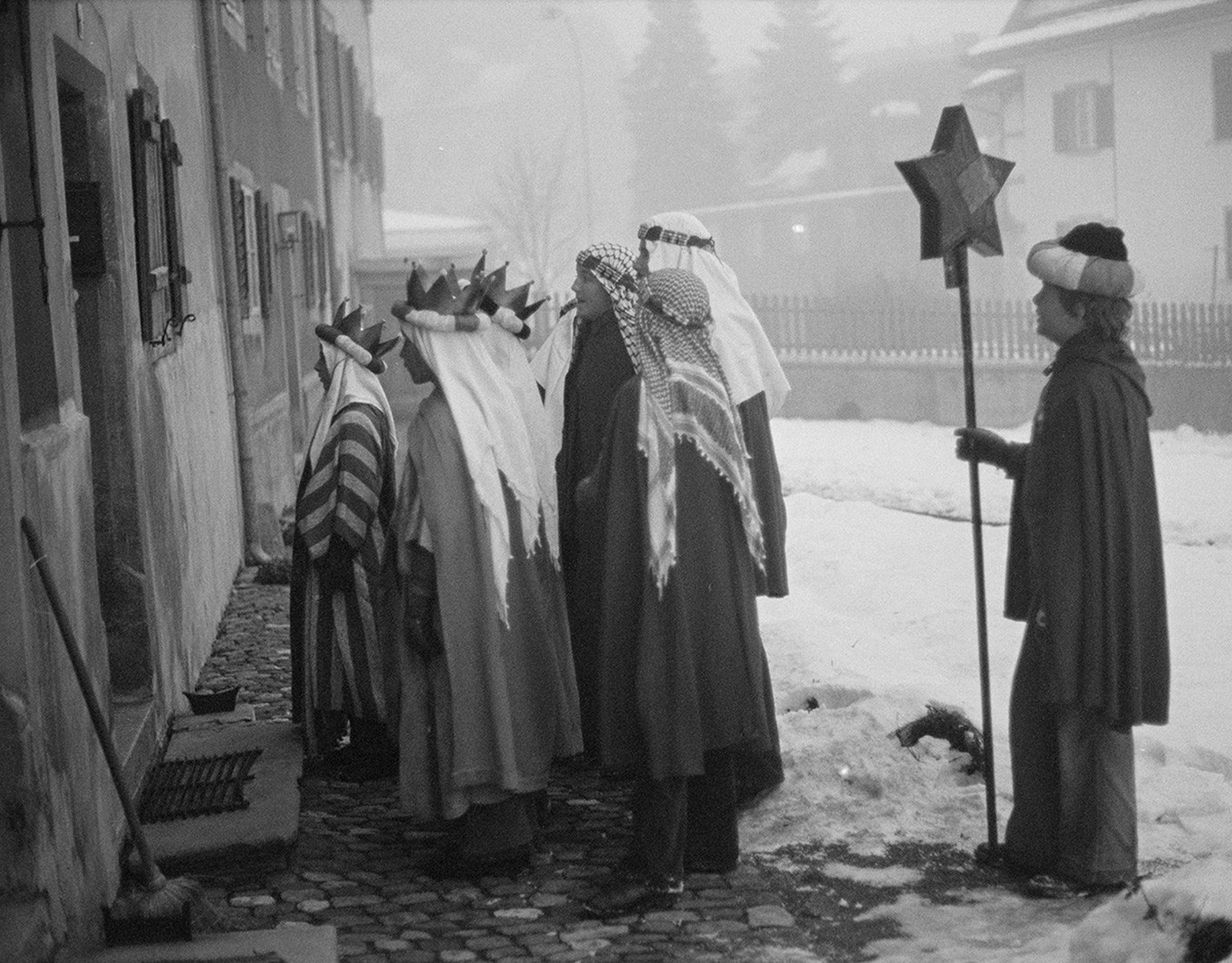 Sternsinger ziehen von Haus zu Haus, um 1975.
http://doi.org/10.3932/ethz-a-001088950