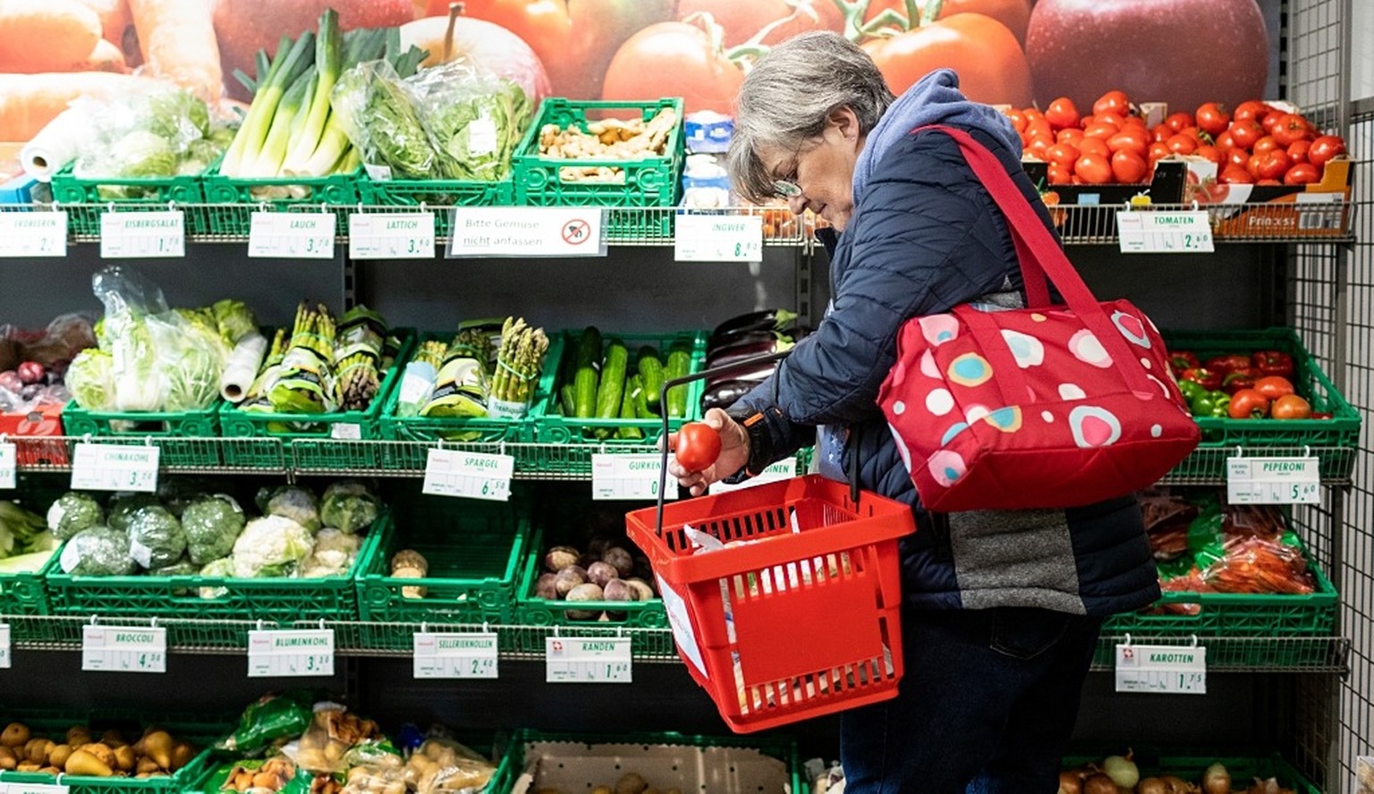 IMAGE DISTRIBUTED FOR CARITAS SCHWEIZ FOR EDITORIAL USE ONLY - Guenstig einkaufen: Immer mehr Personen sind auf das Angebot der Caritas-Maerkte angewiesen. // Weiterer Text ueber ots und http://presse ...