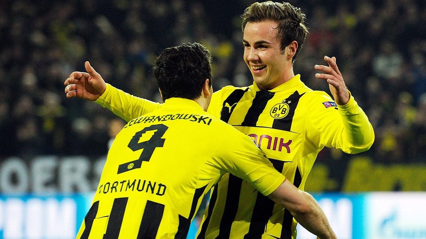 epa03611231 Dortmund&#039;s Mario Goetze (R) celebrates with his teammate Robert Lewandowski (L) after scoring the 2-0 lead during the UEFA Champions League round of 16 second leg soccer match between ...