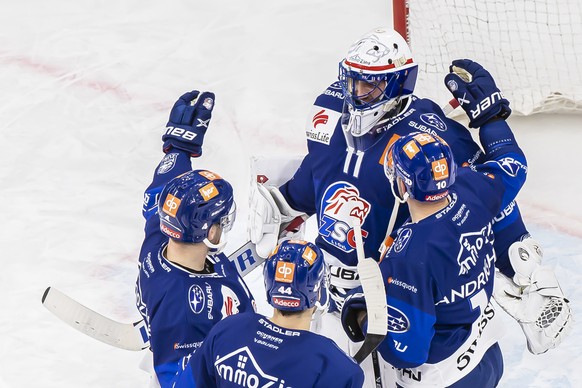 Zuerichs Patrick Geering, Mikko Lehtonen, Torhueter Simon Hrubec und Sven Andrighetto, links nach rechts jubeln nach ihrem Sieg gegen den EHC Kloten im Eishockeyspiel der National League zwischen den  ...