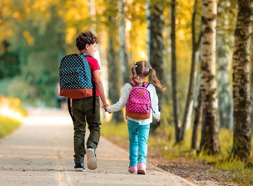 Kinder auf dem Schulweg (Symbolbild)