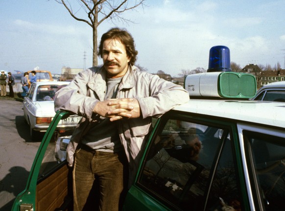 epa05393309 (FILE) A file picture dated 19 March 1981 shows German actor Goetz George at the start of the shooting of the WDR television Tatort movie &#039;Duisburg-Ruhrort&#039; in Duisburg, Germany. ...