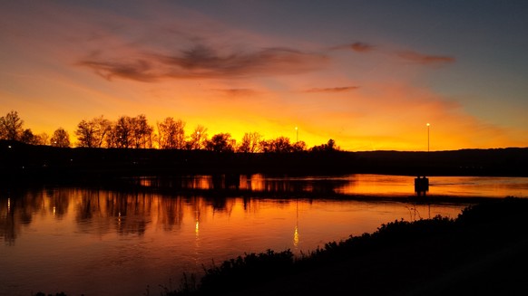 email: delia.strebel@gmail.com
tel: 078 864 79 00
Der Himmel brennt. (unbearbeitet)
Sonnenuntergang am Klingnauer Stausee
14.04.2015
Von: Delia Strebel