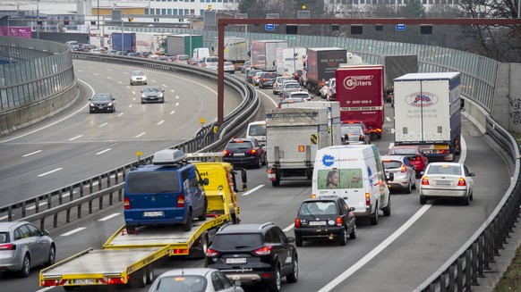 ZUR MELDUNG DER VERDOPPELUNG DER STAUSTUNDEN AUF SCHWEIZER AUTOBAHNEN INNERT FUENF JAHEREN STELLEN WIR IHNEN FOLGENDES BILDMATERIAL ZUR VERFUEGUNG --- Die Zahl der Staustunden auf den Schweizer Autoba ...