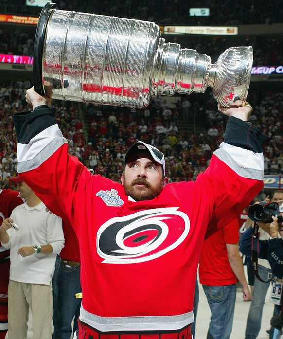 Martin Gerber mit dem Stanley Cup.