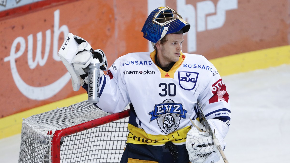 Zugs Torhueter Leonardo Genoni im Eishockey Meisterschaftsspiel der National League zwischen dem SC Bern und dem EV Zug, am Freitag, 26. Februar 2021 in der Postfinance Arena in Bern. (KEYSTONE/Peter  ...