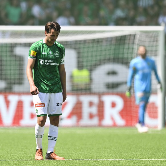 St. Gallens Julian von Moos, links, und Lukas Goertler, nach dem 2-1, im Schweizer Fussball Cup Final zwischen dem FC Lugano und dem FC St. Gallen, am Sonntag, 15. Mai 2022, im Stadion Wankdorf in Ber ...