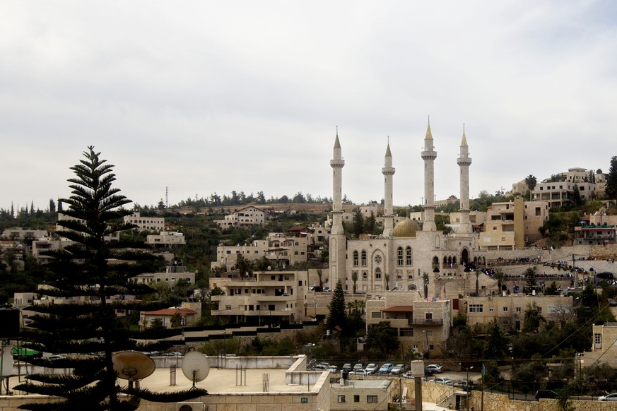 Das neue Gotteshaus mit vier Minaretten steht ausserhalb von Jerusalem.