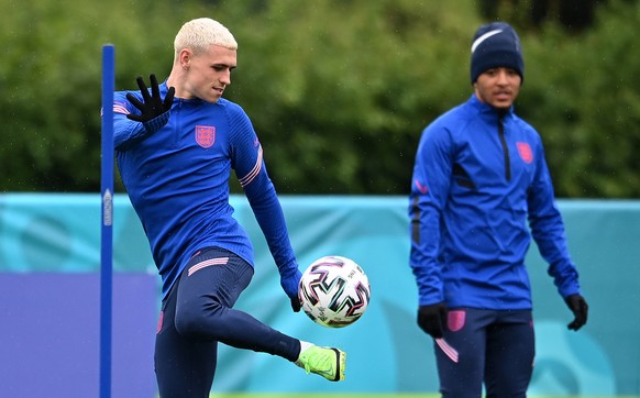 epa09290490 England&#039;s Phil Foden (L) and Jadon Sancho (R) during a training session in London, Britain, 21 June 2021. England faces the Czech Republic in a UEFA Euro 2020 Group D match on 22 June ...