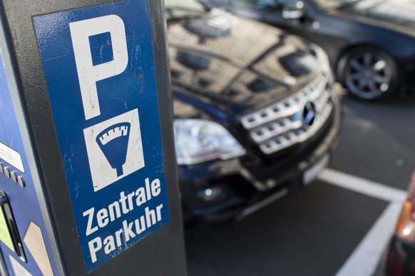 Eine Zentrale Parkuhr, aufgenommen am Dienstag, 14. Oktober 2014 in Zuerich. (KEYSTONE/Ennio Leanza)