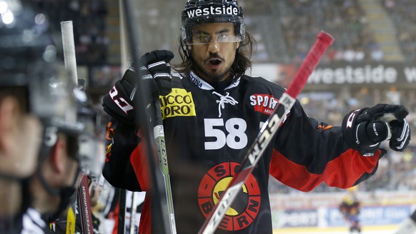 Berns Eric Blum gibt seinen Teamkollegen Anweisungen im Eishockey Meisterschaftsspiel der National League A zwischen dem SC Bern und dem HC Ambri-Piotta, am Dienstag, 13. September 2016, in der Postfi ...