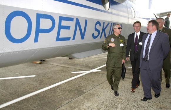 epa08939129 (FILE) - Belgian defence minister Andre Flahaut (R) views the Russian unarmed Antonov plane in Melsbroek, Brussels, Belgium, 13 August 2002 (reissued 15 January 2021). Russia on 15 January ...