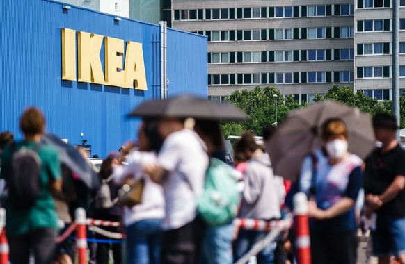 epa09350233 People queue up for Coronavirus vaccination on a parking lot in Berlin, Germany, 17 July 2021. The Berlin Health Senate offers, for a period of six weeks, the possibility being vaccinated  ...