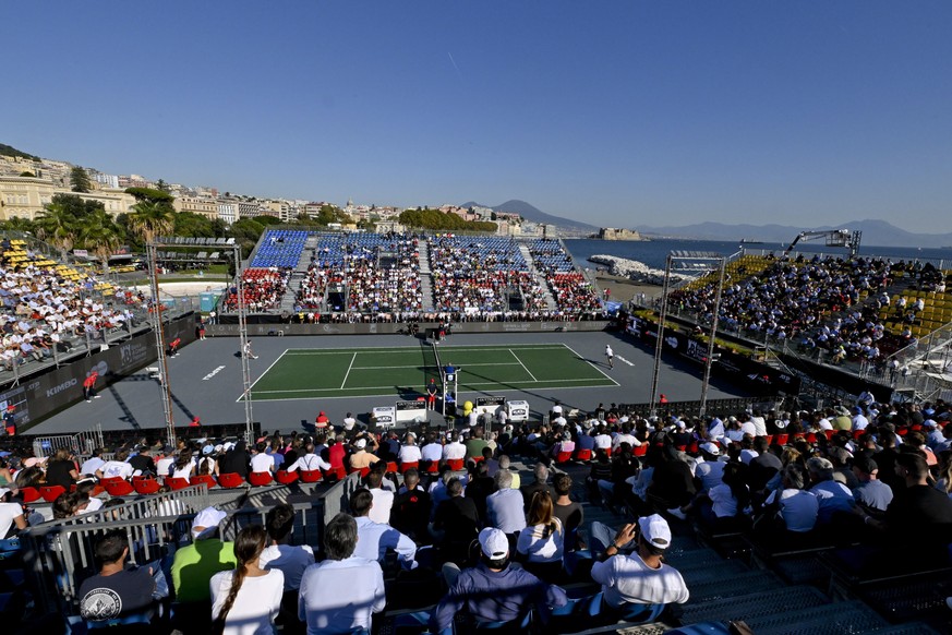 epa10254900 Italian player Matteo Berrettini (R) in action during his round of 16 match against Roberto Carballes Baena (L) of Spain at the Tennis Napoli Cup tournament in Naples, Italy, 20 October 20 ...