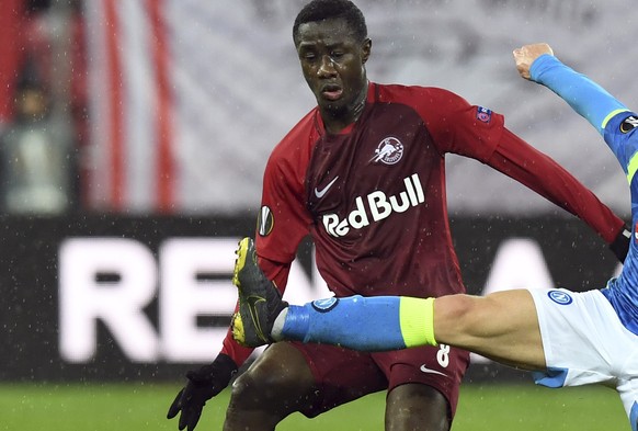 Salzburg&#039;s Diadie Samassekou, left, and Napoli&#039;s Dries Mertens compete for the ball during the Europa League round of 16 second leg soccer match between FC Salzburg and Napoli in the Arena s ...