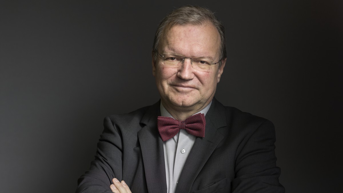 ARCHIV --- Abstimmungsanalytiker und gfs.bern Chef Claude Longchamp, in seinem Buero in Bern am 13. Januar 2015. Die Ergebnisse eidgenoessischer Abstimmungen werden kuenftig nicht mehr von der Forschu ...