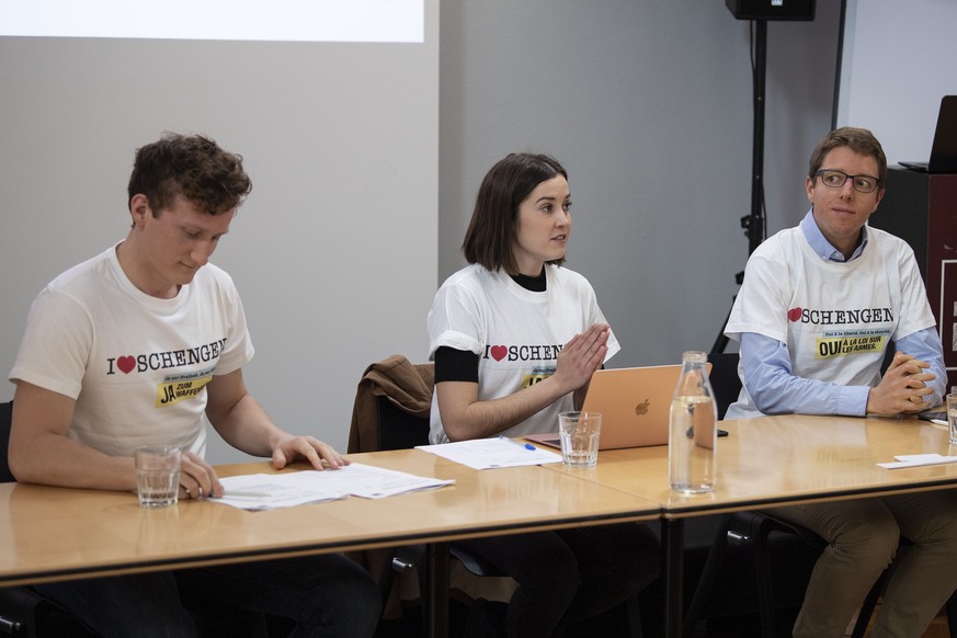 Janos Ammann, Laura Zimmermann und Stephane Decrey, von links, von der Operation Libero aeussern sich zur Nationalen Abstimmung zum Waffenrecht Schengen der EU, am Mittwoch, 3. April 2019, in Bern. (K ...