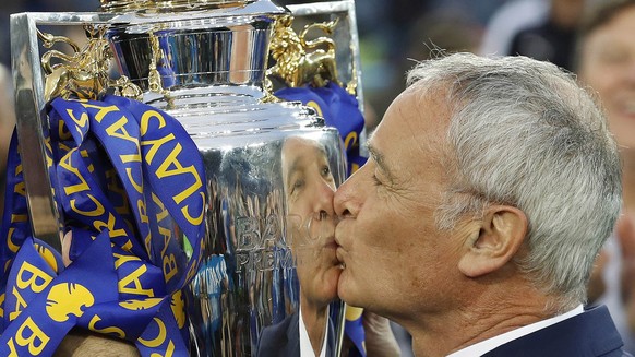 JAHRESRUECKBLICK 2016 - SPORT - Leicester&amp;#x2019;s team manager Claudio Ranieri kisses the trophy as Leicester City celebrate becoming the English Premier League soccer champions at King Power sta ...