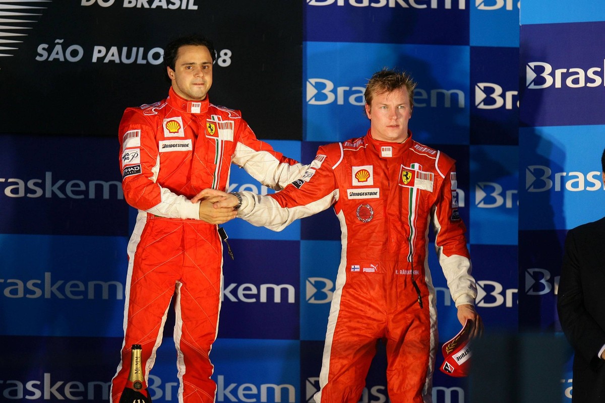 Bildnummer: 04066727 Datum: 02.11.2008 Copyright: imago/Thomas Melzer
Sieger Felipe Massa (Brasilien, li.) und Kimi R�ikk�nen (Finnland / beide Ferrari) bei der Siegerehrung zum GP von Brasilien 2008 ...
