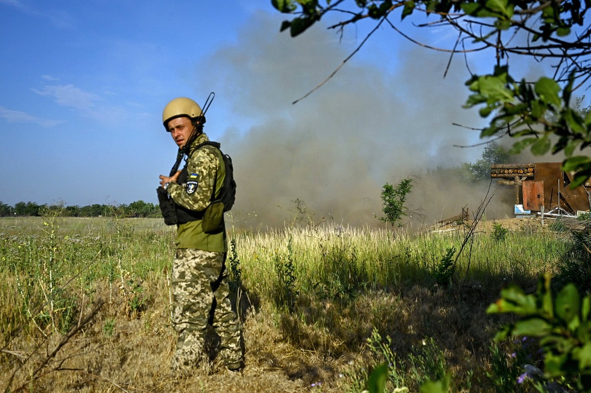 Artillery crews of 65th Brigade destroy Russian occupiers in Zaporizhzhia region ZAPORIZHZHIA REGION, UKRAINE - JULY 12, 2024 - An artillery crew of the 65th Mechanized Brigade fires a 2S3M self-prope ...
