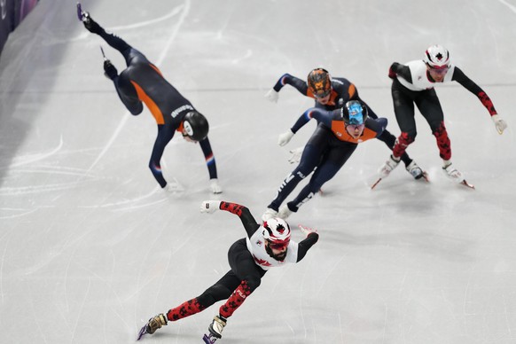 <p>Ob der Handstand im Shorttrack wirklich die beste Taktik ist? Teun Boer gewann so jedenfalls keine Medaille.</p>