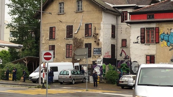 Momentan ist das Kulturzentrum Bremgarten (KuZeB) durch die Polizei umstellt. Offenbar findet eine Razzia statt.