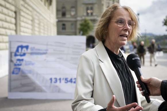 Martine Ruggli, Praesidentin des Schweizerischen Apothekerverbands pharmaSuisse, spricht mit Journalisten, waehrend der Uebergabe der Volksinitiative &quot;Ja zur medizinischen Versorgungssicherheit&q ...