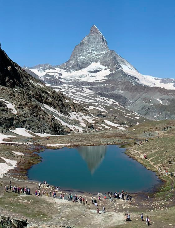 Wanderer setzen sich beim Riffelsee für ein «instagrammable» Bild in Szene.