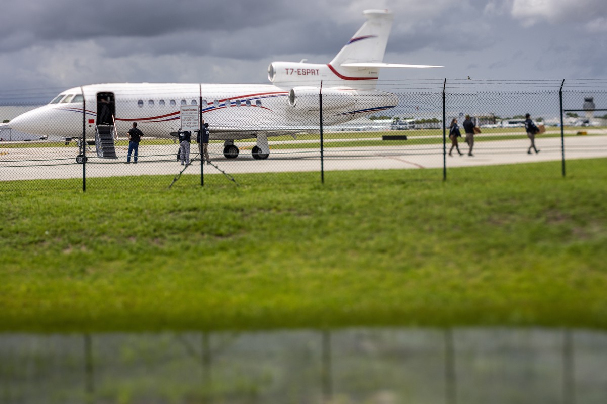 epa11580596 Officers extract boxes labeled as evidence from an airplane that, according to the authorities, belongs to Venezuelan President Nicolas Maduro at the Fort Lauderdale Executive Airport in F ...