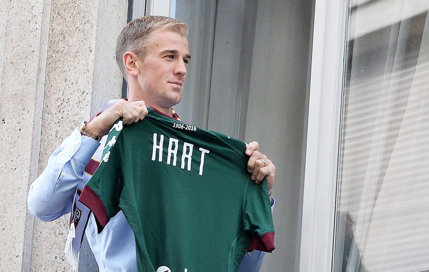 epa05515466 New Torino FC&#039;s goalkeeper Joe Hart, as he arrives at the soccer team headquarter in Turin, Italy, 30 August 2016. EPA/ALESSANDRO DI MARCO