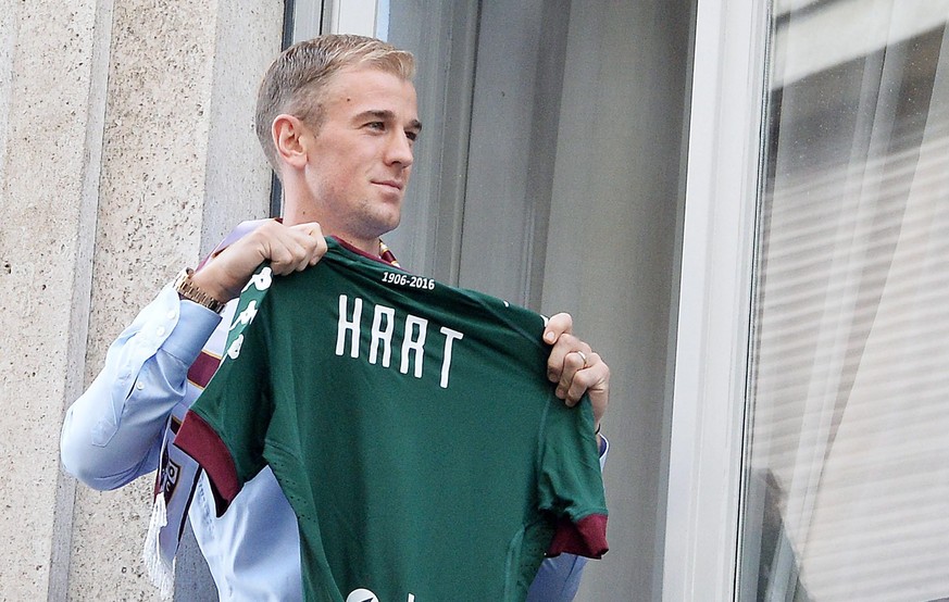 epa05515466 New Torino FC&#039;s goalkeeper Joe Hart, as he arrives at the soccer team headquarter in Turin, Italy, 30 August 2016. EPA/ALESSANDRO DI MARCO