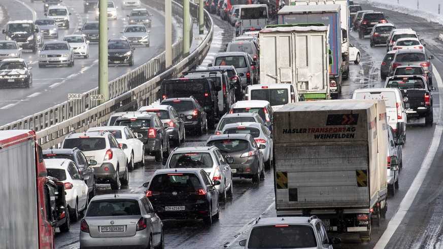 Autofahrer warten auf der Autobahn A1 in Richtung Winterthur im Stau, am Donnerstag, 5. Januar 2016, in Duebendorf. Auf der A1 in Richtung St. Gallen standen Reisende ab Affoltern bis Winterthur vorue ...