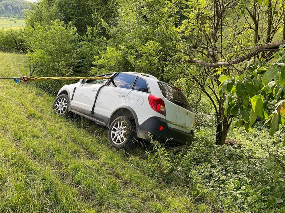 Ein 55-jähriger Autofahrer ist am 9. Juni 2022 in Läufelfingen BL bei einem Selbstunfall verletzt worden. Er musste von der Sanität ins Spital eingewiesen werden.