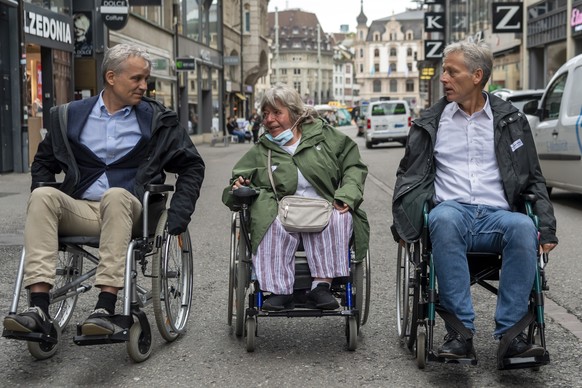 Der Basler Regierungspraesident Beat Jans, links, und Michael Wilke, Leiter Fachstelle Diversitaet und Integration, rechts, versuchen, begleitet von Christine Buehler, Mitte, mit einem Rollstuhl zurec ...