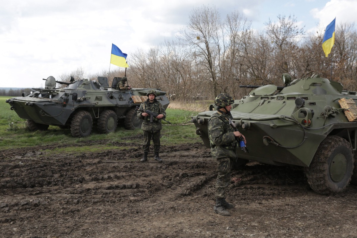 Gepanzerte Fahrzeuge des ukrainischen Militärs in der Nähe von Slawjansk