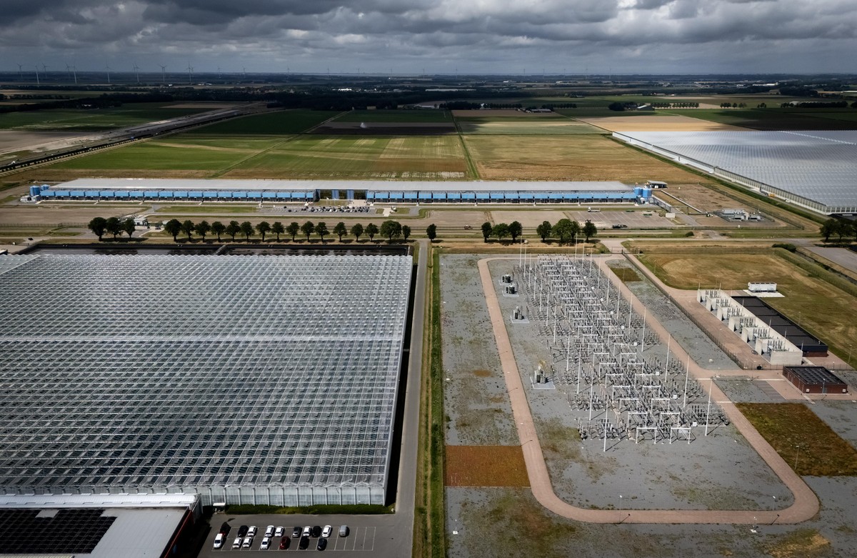 epa13136168 A Google data center in the North Holland village of Middenmeer with a Tennet intermediate station on the right in Middenmeer, the Netherlands, 27 July 2026. The American technology giant  ...