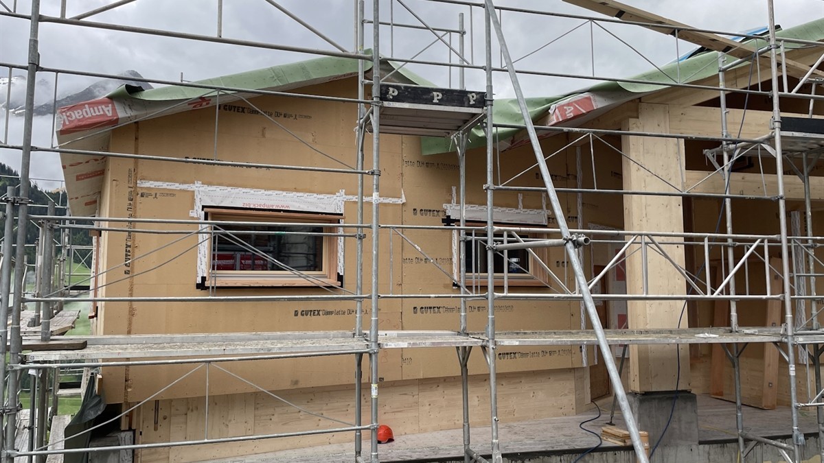 Arbeiter-st-rzt-in-Lumbrein-GR-vom-Hausdach
